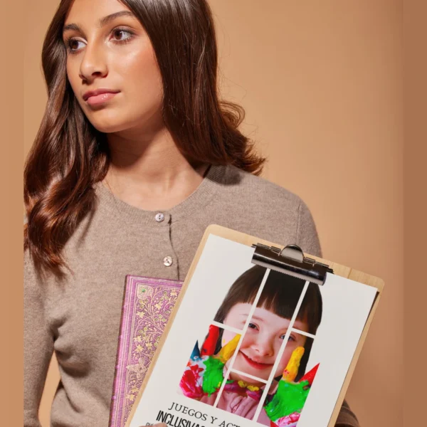 La portada del libro que muestra un rostro de una niña con síndrome de Down y manos pintadas con colores vibrantes, simbolizando la inclusión y el juego.
